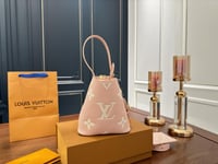 شنطه نسائيه Louis Vuitton