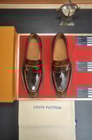 حذاء LV بني لماع( رسمي )