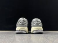 - - New Balance 1906