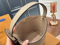 شنطه نسائيه Louis Vuitton