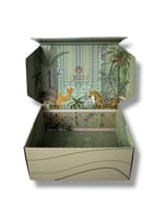 صندوق هدايا مزين بالورد الأحمر بتصميم فاخر