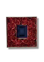 صندوق هدايا مزين بالورد الأحمر بتصميم فاخر