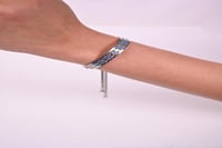 أسوارة نسائية لون فضي من لادون