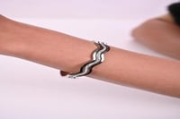 أسوارة نسائية لون فضي من لادون