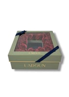 صندوق هدايا مزين بالورد الأحمر بتصميم فاخر