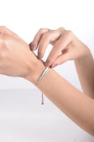 أسوارة نسائية لون فضي من لادون