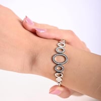 أسوارة نسائية لون فضي من لادون