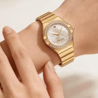 ساعة نسائية ذهبية فاخرة بتصميم لؤلؤي مرصع بالكريست...