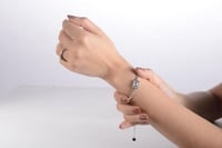 أسوارة نسائية لون فضي من لادون