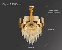 ثريات كريستال تتألق عبر الطبقات من الكريستال مما ي...