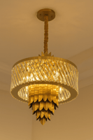 ثريا كريستال فاخرة بتصميم ذهبي عصري – متوفرة بثلاث...