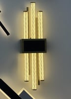 أبليك جداري فاخر بإضاءة أصفر كريمي – تصميم مودرن ب...