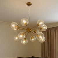 ثريا مودرن بـ 12 لمبات – تصميم كروي زجاجي فاخر – ق...