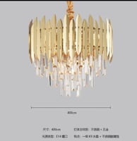 ثريات كريستال تتألق عبر الطبقات من الكريستال مما ي...