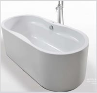 بانيو كلاسيكي ابيض فوق البلاط