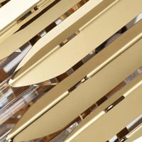 ثريات كريستال تتألق عبر الطبقات من الكريستال مما ي...