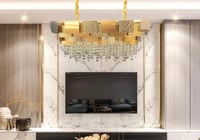 ثريات كريستال تتألق عبر الطبقات من الكريستال مما ي...