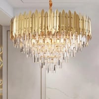 ثريات كريستال تتألق عبر الطبقات من الكريستال مما ي...