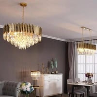 ثريات كريستال تتألق عبر الطبقات من الكريستال مما ي...