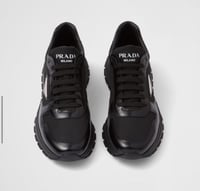 سنيكرز برادا رجالي نايلون أسود شعار مثلث معدني