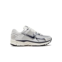 Nike AIR ZOOM VOMERO 5 'PHOTON DUST METALLIC SILVE...