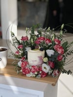 كيك وكوفي مزين بالورد