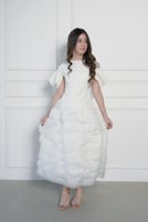 فستان باللون العاجي الكريمي