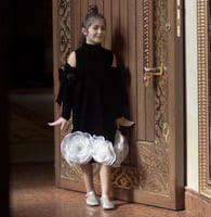 فستان من المُخمل الأسود