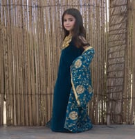 مستوحى من ثوب المسدح التراثي تركوازي