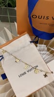 اسورة L V لويس فيتون ذهبي مع الملحقات