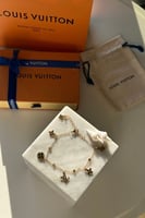 اسورة L V لويس فيتون ذهبي مع الملحقات