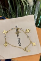 اسورة L V لويس فيتون ذهبي مع الملحقات