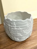 فازة بيضاء سراميك نقش ورق شجر