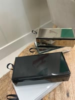 بوكس زجاجي مستطيل بقاعدة مخملية