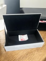 بوكس زجاجي مستطيل بقاعدة مخملية