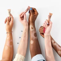 هايلايتر سائل بيبي جوت جلو روز اند شاين من ايسينس...