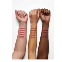 لون شفاه جلو كيس بالفراولة من جولدن روز - 02