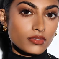 ملمع ومكبر شفاه هوت شيري بومب من فينتي بيوتي - 01