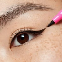 قلم تحديد العيون لاين إت لايك أ برو اسود من ايسينس...