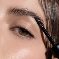 ماسكرا الحواجب شفافة من نوره بوعوض