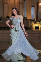 فستان سهرة أخضر فاتح بتصميم فاخر وتطريز كريستالي