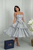 فستان فضي أنيق بطبقات لامعة وقصة أنثوية