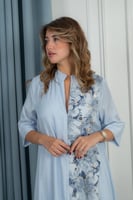 جلابية ناعمة بلون أزرق فاتح بتطريز زهري أنيق