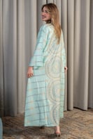 جلابية ناعمة بنقوش هندسية تراثية بلون سماوي