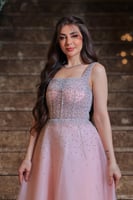 فستان وردي لامع بتطريز فاخر