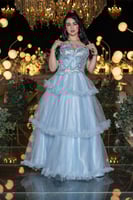 فستان سهرة أزرق سماوي بطبقات تول وتطريز فخم على ال...