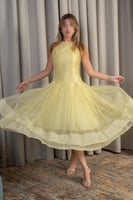 فستان تول أصفر ميدي بتصميم أنيق