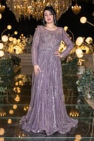 فستان سهرة بنفسجي فاتح بتطريز لامع وأكمام طويلة