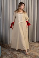 جلابية بيج أنيقة بتفاصيل حمراء ولمسة تراثية ناعمة