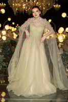 فستان سهرة أصفر فاتح بتصميم كاب ملكي وتطريز فاخر